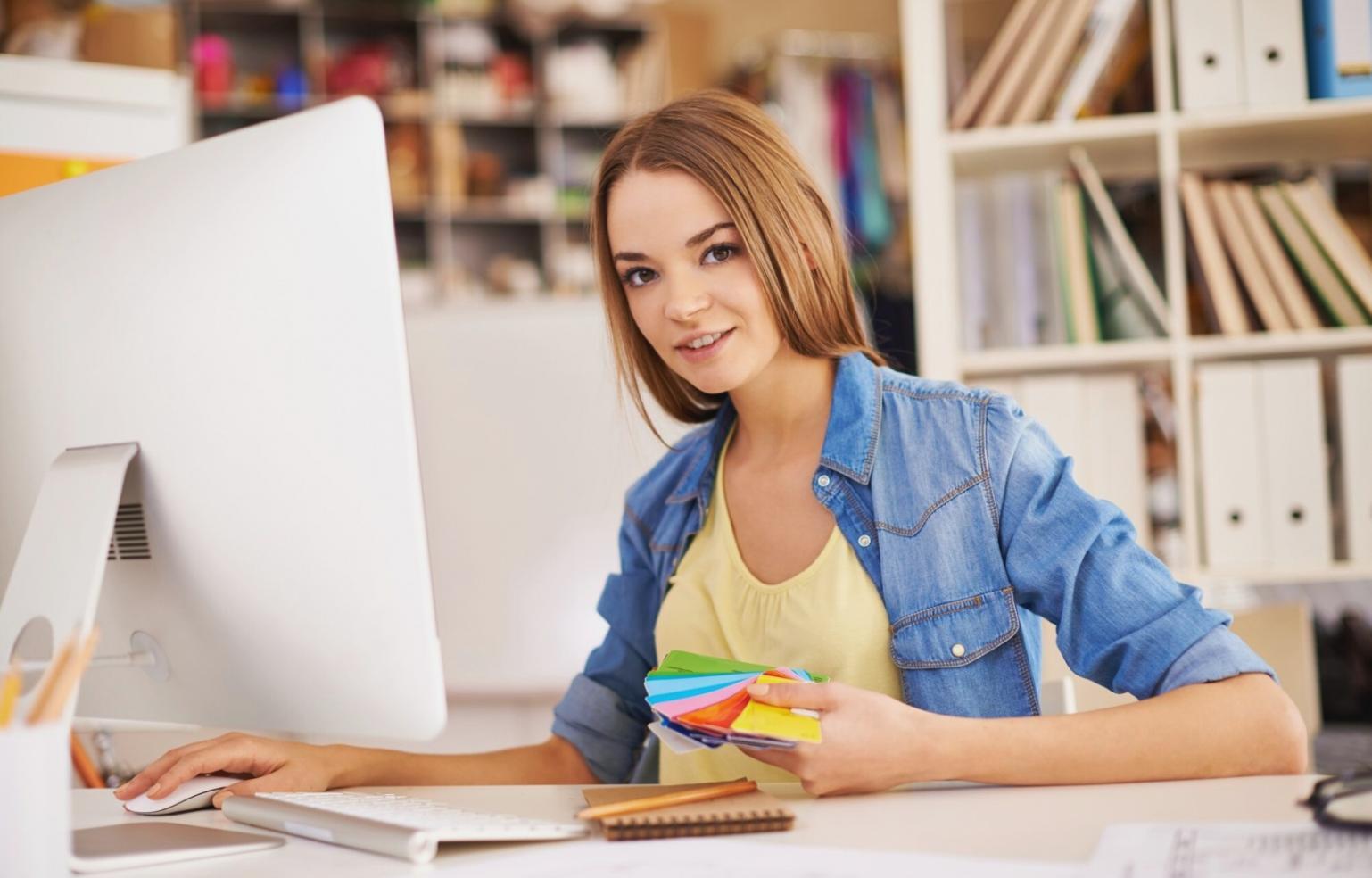 Strumenti professionali per nail care disposti con cura