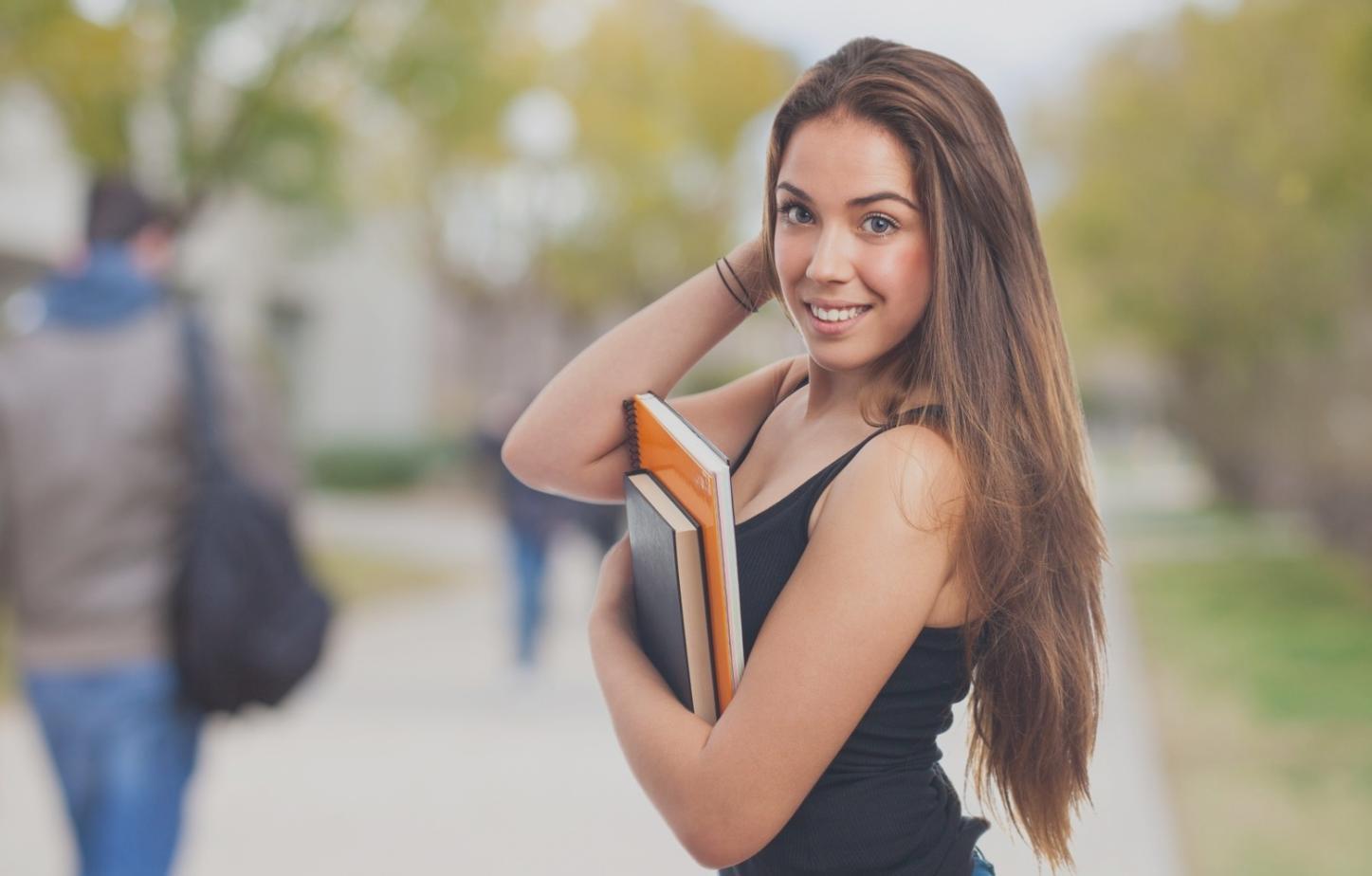 Strumenti professionali per la cura delle unghie disposti su una superficie chiara