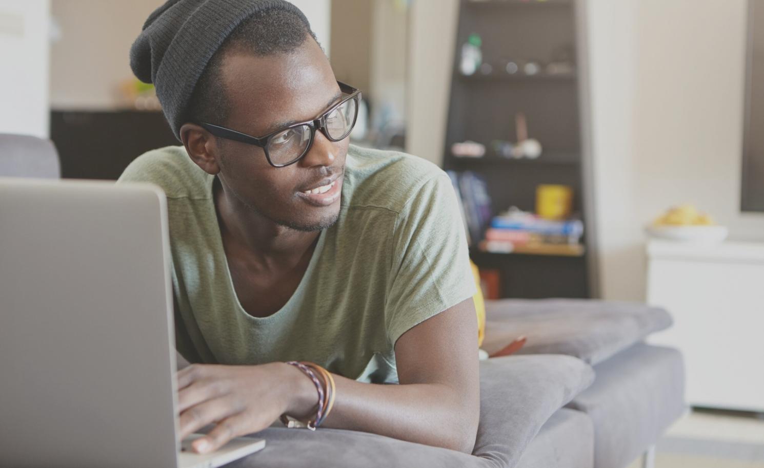 Processo professionale di preparazione ungueale con strumenti specializzati