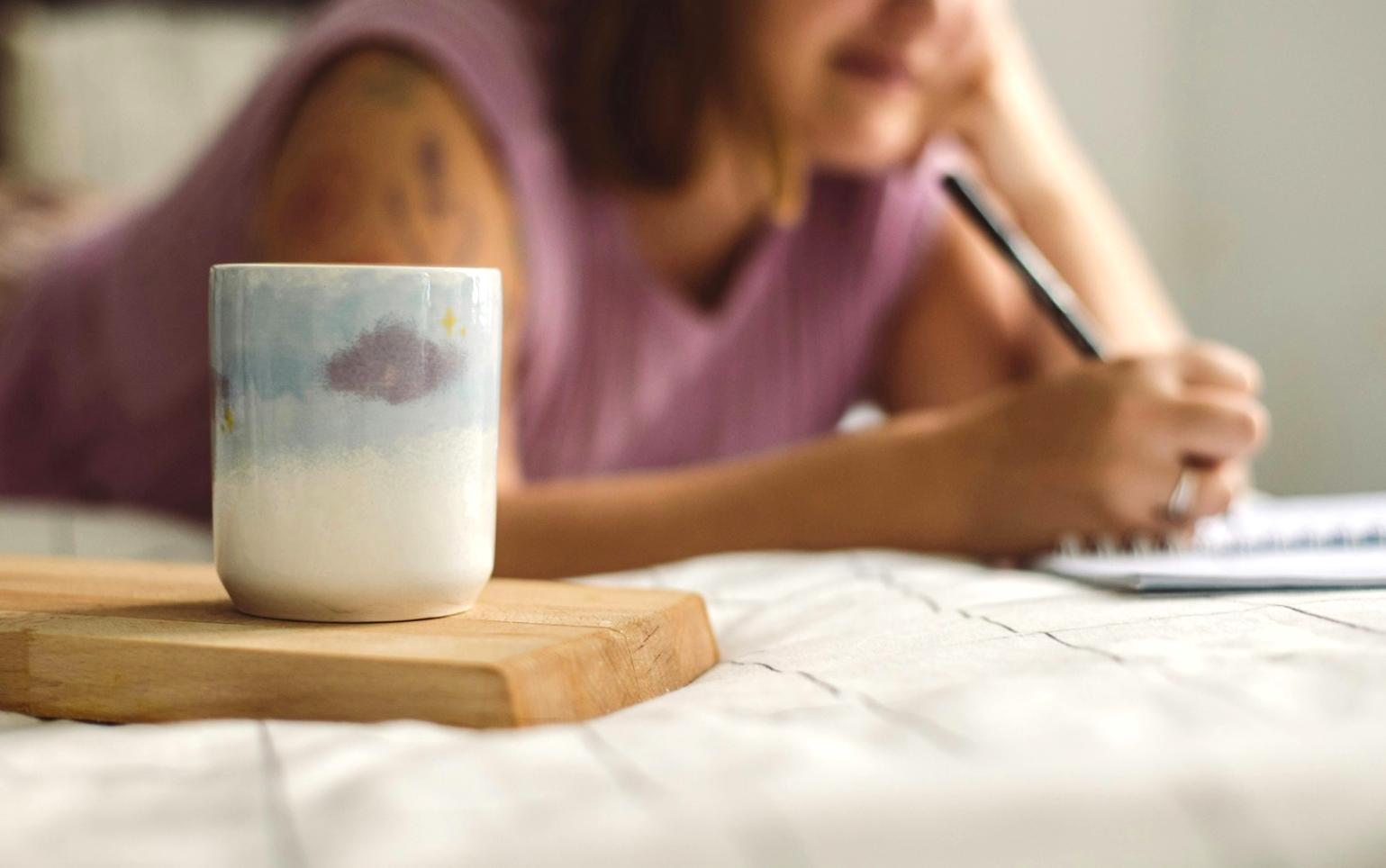 Dimostrazione di tecniche avanzate di nail art e finiture professionali