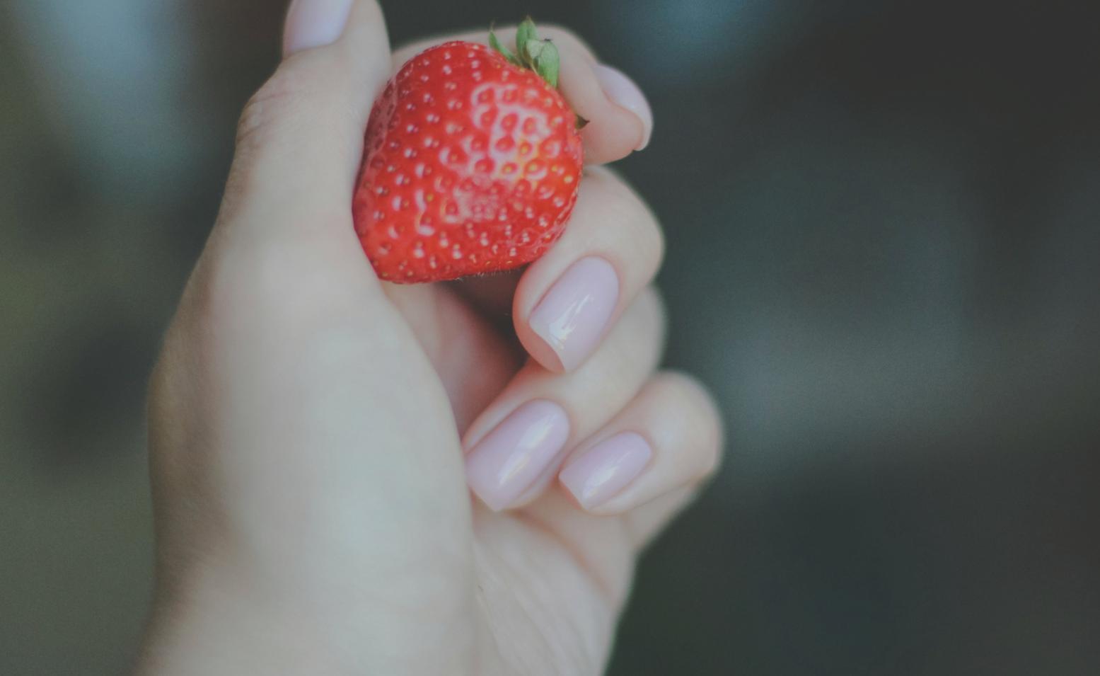 Mani curate che mostrano una manicure professionale